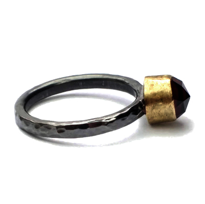 Zilveren ring met granaat in goud
