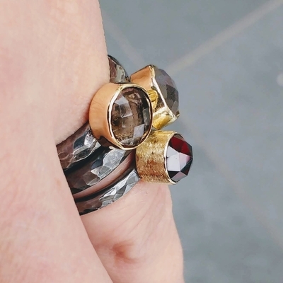 Zilveren ring met granaat in goud