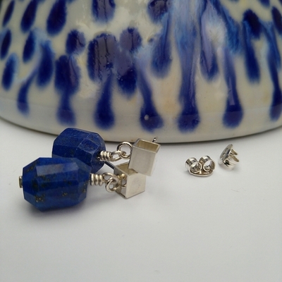 Oorstekers Cube met Lapis lazuli